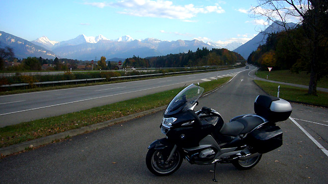 Ausfahrt Raststätte, vor den Berner-Alpen