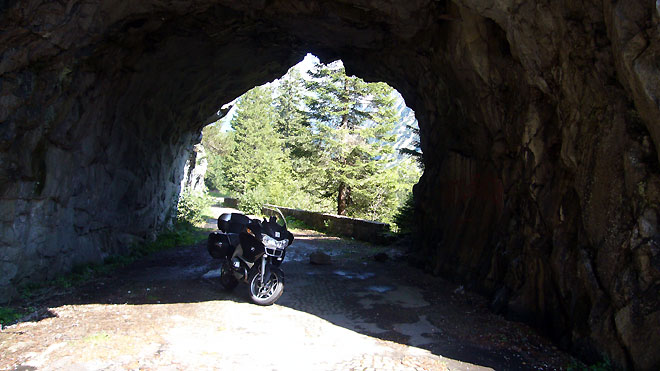 Grimselpass, altes Strassenstück vor der Berner-Passhöhe, - im Sommer...