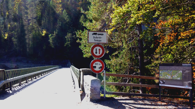 Brücke über Rabiusa die weiter unten in den Vorderrhein mündet