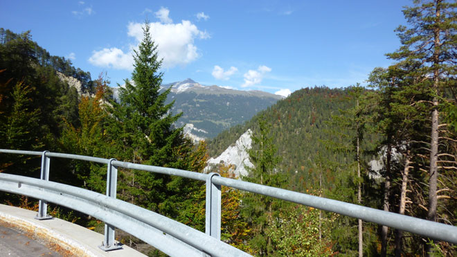 Auffahrt Richtung Versam, hinten die Schlucht, von da her kamst du