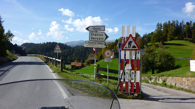 Wegweiser nach Ilanz, aber zuerst hinunter zum Bahnhof der RHB