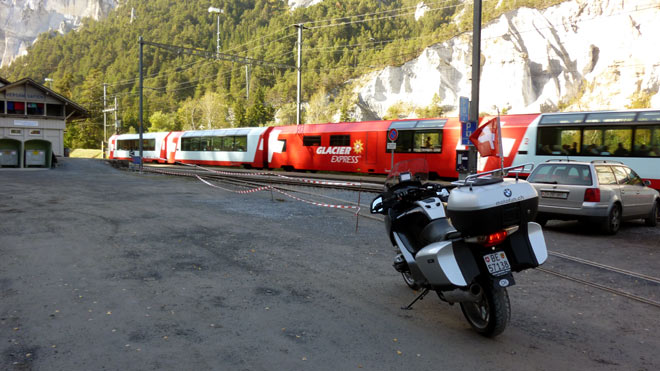Hab ich Glück! Durchfahrt des Glacier-Express durch die Ruinaultaschlucht