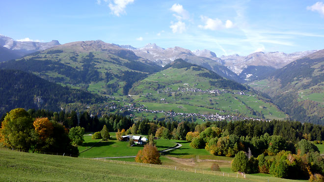 Blick auf die gegenüberliegende Talseite im prächtigen Herbstkleid