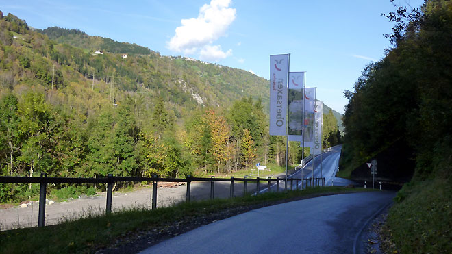 Einmündung in die Hauptstrasse. Links nach Disents, nach vorne Richtung Ilanz - Chur