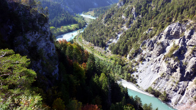 Blick hinunter in die Ruinaulta