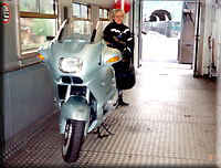 Unsere R 1100 RT im Verladewagen der BLS