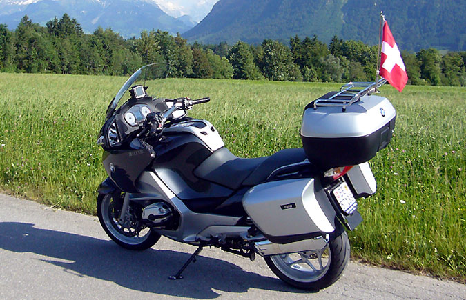Meine R 1200 RT mit Reeling, Brems- und Rücklichtern, sowie Fahne