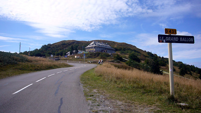 Blick zurück zur Passhöhe mit Hotel