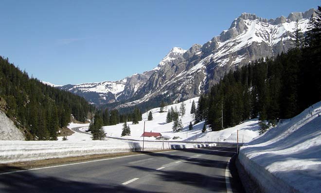 Blick unterhalb Pillon zurück Richtung Gsteig