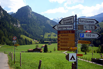 Wegweiser ausgangs Kiental Richtung Griesalp