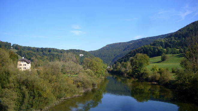 Traumhafte Herbstlandschaft am Doubs