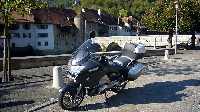 Halt in St. Ursanne gegenüber der bekannten Bogenbrücke