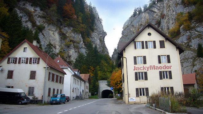 Hinter dem Tunnel ist die Landesgrenze CH - F
