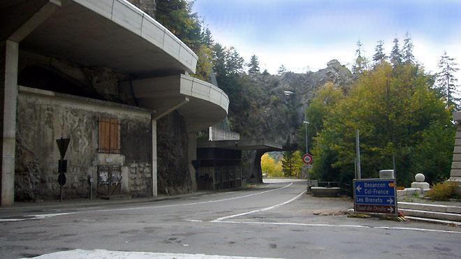 Unmittelbar hinter dem Tunnel vor dem französischen Zoll