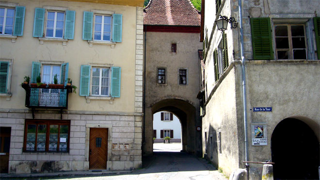 Nach diesem Stadttor in St. Ursanne beginnt der Aufstieg zum Col de la Croix