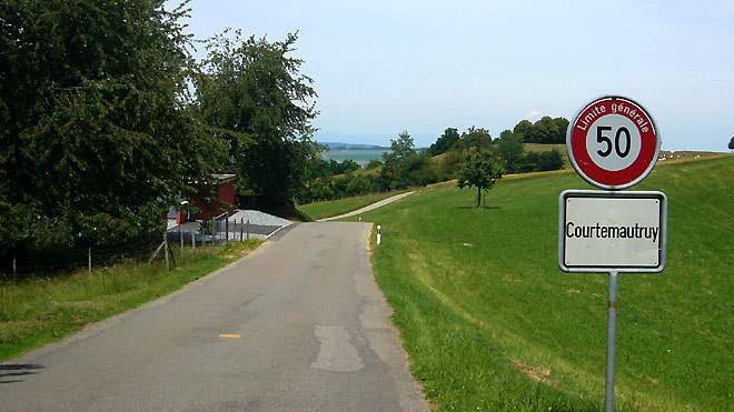 Ortschaft Coutemautry (JU), Ende der Passstrasse über den Col de la Croix