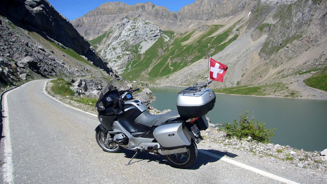Die R1200 RT am Sanetschstausee
