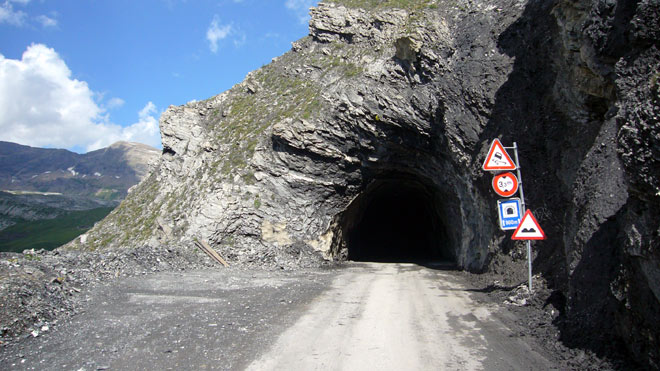 3. Tunnel, Vorsicht: Glitschiger Boden im Tunnel, speziell in der Mitte