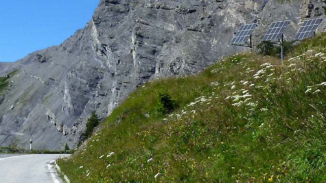 Rechts: Fotovoltaikanlage für die Beleuchtung von Tunnel 3