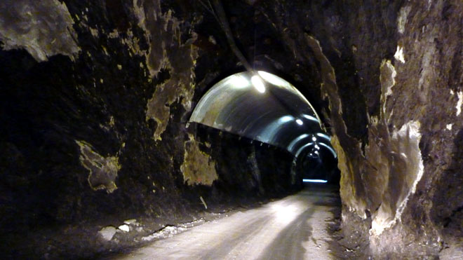Tunnel 3, eingebrachter Belag, Bleche weisen das Wassere ab