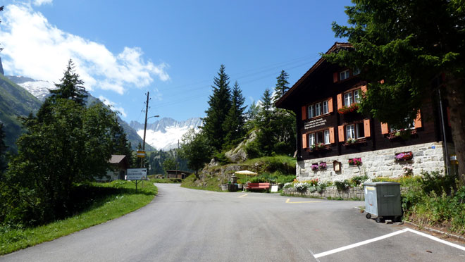 Gwüest, nach rechts abbiegen um in den Weiler (Restaurant) zu gelangen