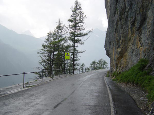 Vorsicht Strasse und Regen