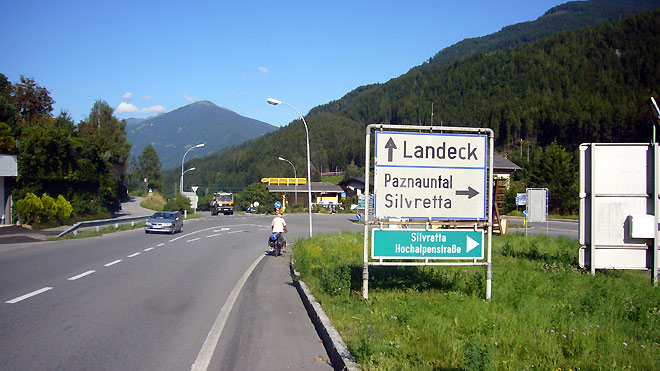 Bei Pians, Abzzweig zur Silvretta-Hochalpenstrasse