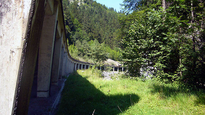 Mächtige Galerie der Bregenzerwaldstrasse