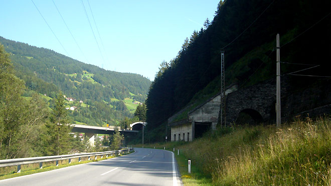 Begegnung mit der Autobahn und Arlberg-Eisenbahn