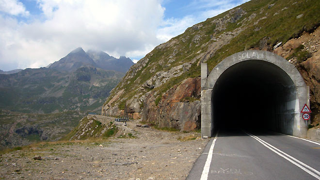 Alte Strasse und neuer Tunell, Seite Ponte di Legno