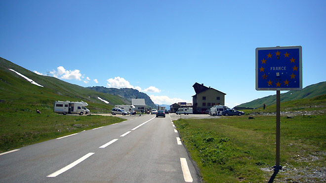 Passhöhe und Staatsgrenze