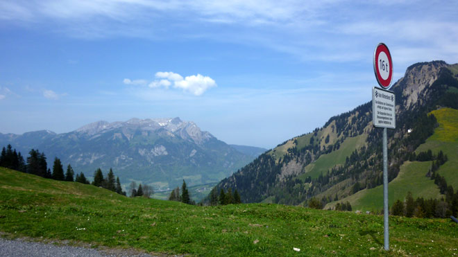 Auf der eigentlichen Passhöhe, (Wegweiser ist weiter unten)