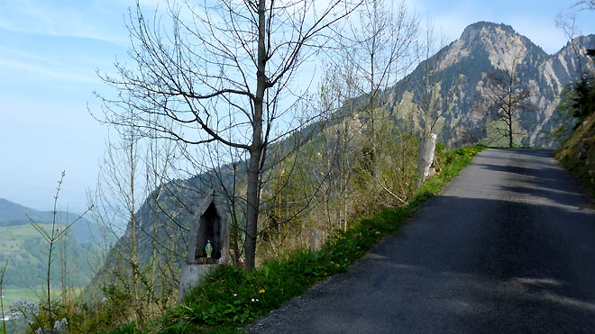 Kleine Gedenkstation am Wegesrand