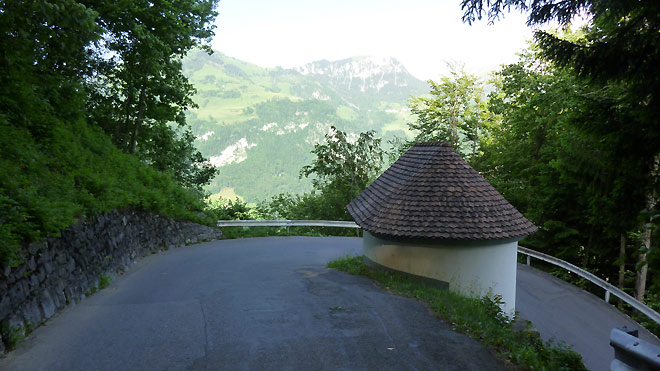 Kapelle mitten in der Kurve, Nidwaldnerseite (Dallenwil)