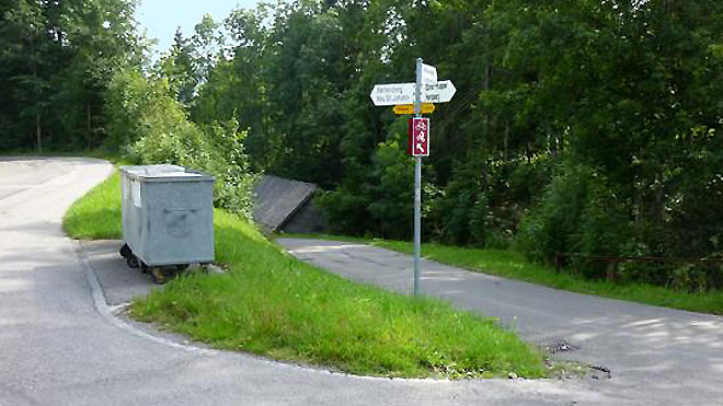 Wegweiser, nach links Richtung neu St. Johann, nach geradeaus Richtung Wintersberg / Krummenau