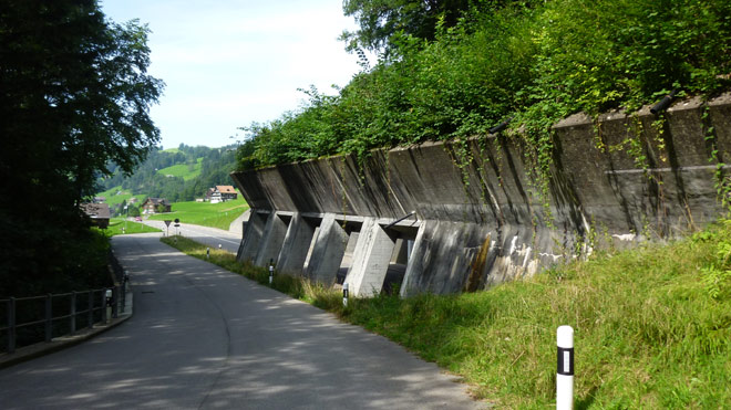 Hier mündet die Strasse in die Hauptstrasse ein