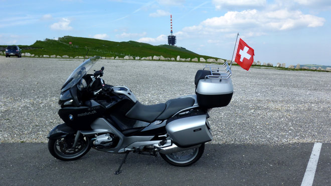 Meine R 1200 RT vor dem Sendeturm auf dem Chasseral