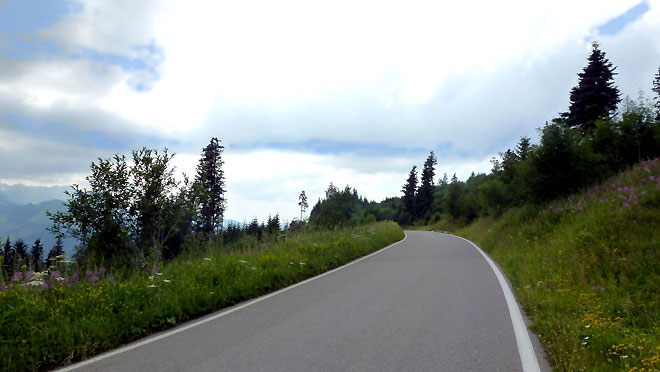 Nach dem Wegweiser Tenna kommt für einige Hundert meter Naturstrasse