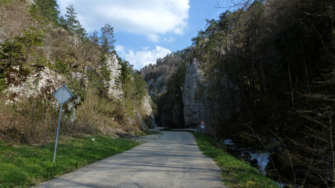 Imposanter Start durch die Schlucht Richtung Scheltenpass