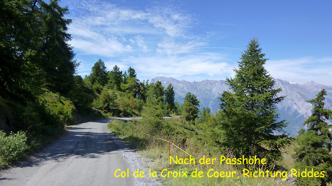Nach der Passhöhe auf der Naturstrasse in Richtung Riddes
