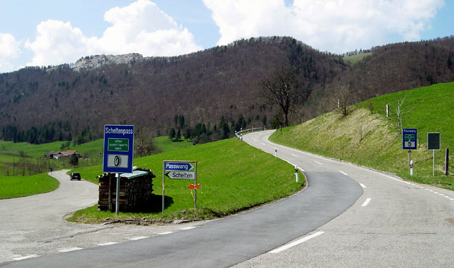Nach Links: Scheltenpass, Geradeaus: Passwangstrasse
