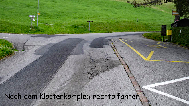 Nach der Bus-Endstation wird das Strässchen enger