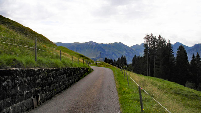 Es öffnet sich eine tolle Sicht auf Chörblispitz und Schopenspitz