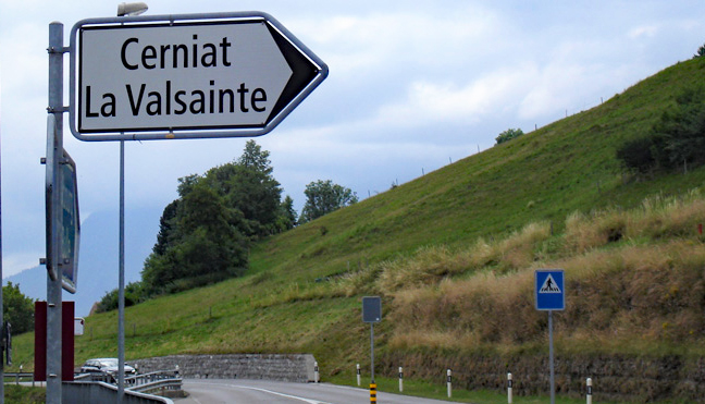 Am Westende der Brücke zweigt deine Route ins Valsainte ab