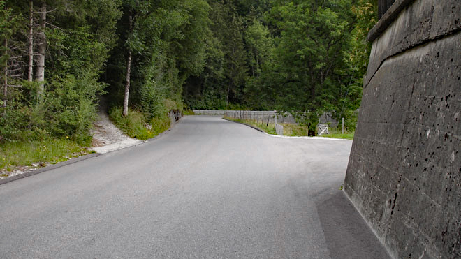 Nach der Brücke ist die Strasse breit und gut ausgebaut