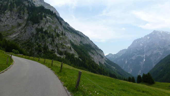 Hinauf zur Staumauer