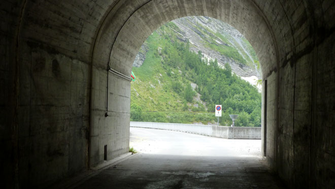 Durch ein Tunell direkt auf die Staumauer