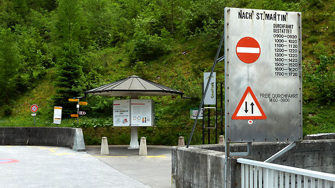 Gigerwald, Hinweistafel Einbahnverkehr nach St. Martin