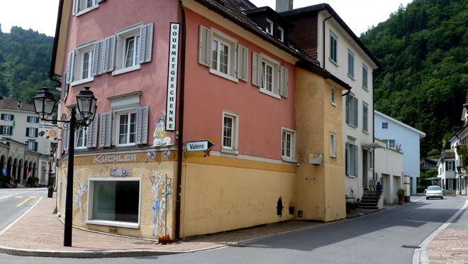 Den Wegweisern Richtung Valens folgen
