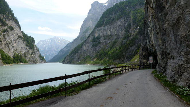 Dem See entang retour zur Staumauer Gigerwald